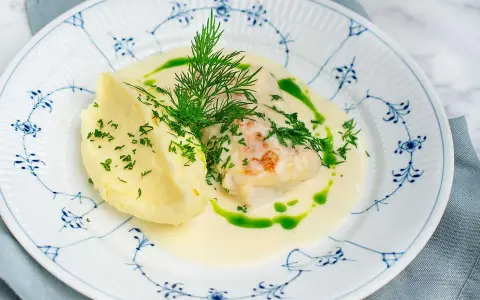 Ugnsbakad torskrygg med krämig sås, potatismos och dill. En klassisk svensk rätt som smakar ljuvligt.