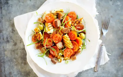 En härlig halloumi sallad med körsbärstomater, krutonger och gröna oliver.