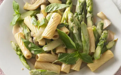 Gesunde Pasta mit Spargel und Pilzen, ein leckeres Gericht für gesunde Pasta Rezepte Abnehmen. Frisch, leicht und voller Geschmack.