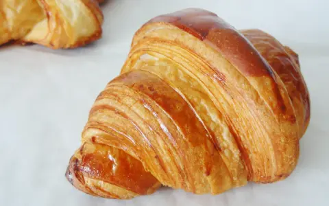 Croissants dorés et feuilletés, parfaits pour une recette pâte à croissant meilleur pâtissier.