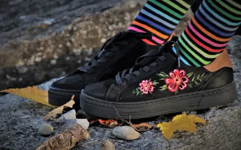 Jakie skarpetki do sneakersów – unikaj błędów w stylizacji