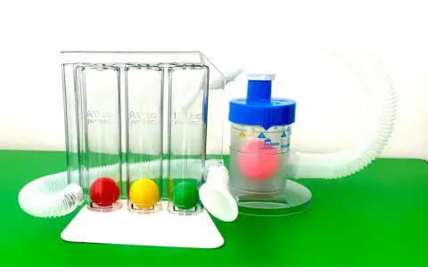 A breathing trainer with three chambers and colored balls for measuring lung capacity, and a separate device with a pink ball for **atmen gegen widerstand**.