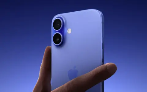 Dłoń trzyma niebieski iPhone 11.