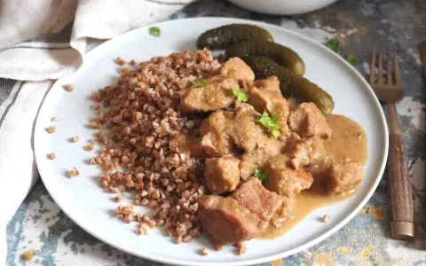 Gulasz z szynki z kaszą gryczaną i ogórkami kiszonymi. Aromatyczne danie, które rozgrzewa i syci.