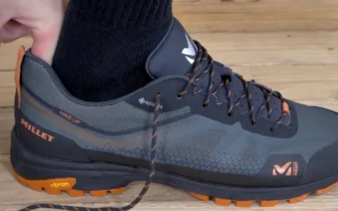 Test de chaussure de randonnée Millet. Faut-il prendre une pointure au-dessus pour marcher ? Le pouce vérifie l'espace avant le gros orteil.