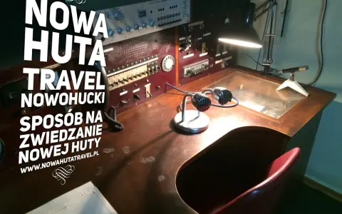 Biurko z retro sprzętem, lampką i mikrofonem. Odkryj podziemną Nową Hutę z Nowa Huta Travel.