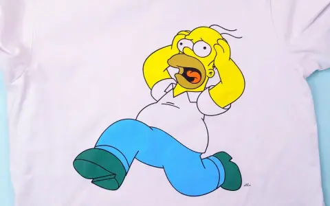Żółta postać z bajki, Homer Simpson, biegnie w panice, trzymając się za głowę.