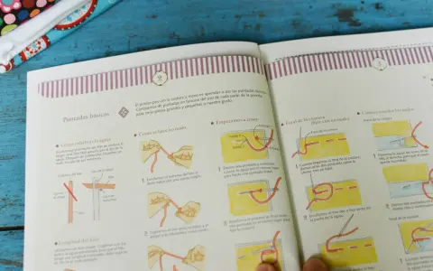 Aprender a coser a mano: cómo enhebrar la aguja, hacer nudos y empezar a coser con puntadas básicas.