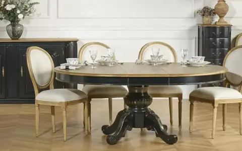 Table de repas ovale, style maison du monde, avec chaises élégantes et vaisselle raffinée. Un décor intemporel pour des moments précieux.