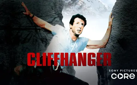 Sylvester Stallone in una scena mozzafiato di Cliffhanger, la serie tv che ti tiene col fiato sospeso tra le vette innevate.
