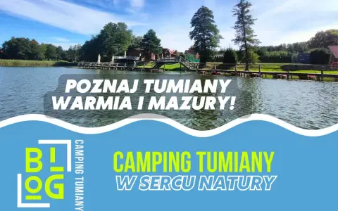 Spokojne jezioro, pomost i budynki kempingowe. Idealne miejsce, by poznać Tumiany, Warmia i Mazury, i dowiedzieć się, co można robić nad jeziorem.