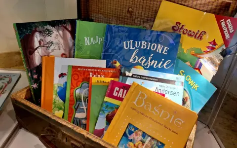 Książki z baśniami Andersena ułożone w kufrze. Wśród nich "Najpiękniejsze baśnie", "Ulubione baśnie" i "Słowik".