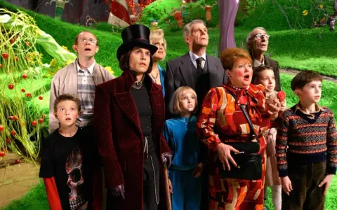 Charlie i fabryka czekolady aktorzy: Willy Wonka, Charlie Bucket i inni uczestnicy wycieczki z zachwytem patrzą na magiczną fabrykę.