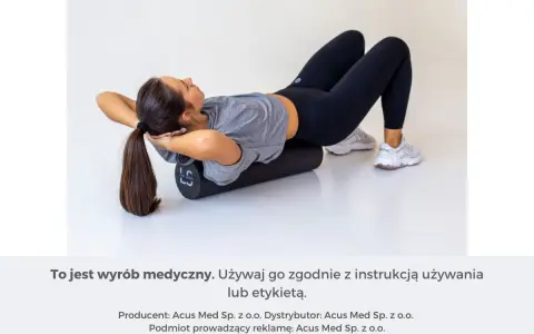 Kobieta z wałkiem pod plecami. Przed użyciem zapoznaj się z rolowanie kręgosłupa przeciwwskazania.