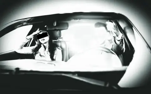 Frau im Auto, die sich die Hand ans Gesicht legt, während ein greller Blitz aufleuchtet. Ein blitzer foto, das die Szene einfängt.