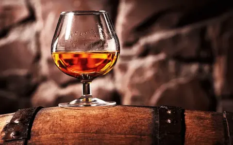 Ett glas konjak står på en träfat. VSOP betyder Very Superior Old Pale, en märkning för konjakens ålder.