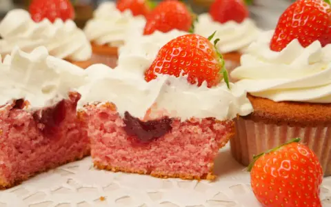 Saftige erdbeer cupcakes mit Sahne und frischen Erdbeeren. Ein süßer Genuss für jeden Anlass.
