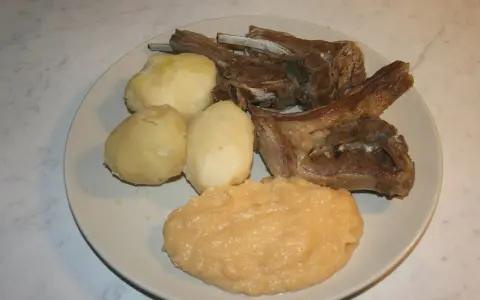 Kotlety jagnięce z ziemniakami i puree jabłkowym, klasyczne danie kuchni norweskiej.
