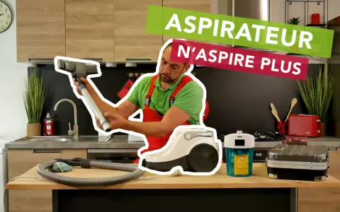 Un homme en salopette rouge examine un aspirateur, perplexe. Le texte superposé indique "ASPIRATEUR N'ASPIRE PLUS".