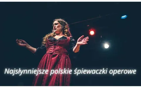Wybitny polski śpiewak operowy w historycznym stroju na scenie, z rękami uniesionymi w geście.
