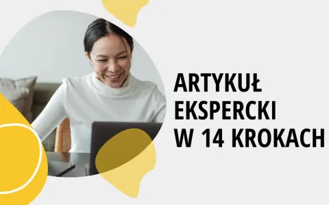 Uśmiechnięta kobieta przy laptopie uczy się, jak napisać artykuł ekspercki w 14 krokach.