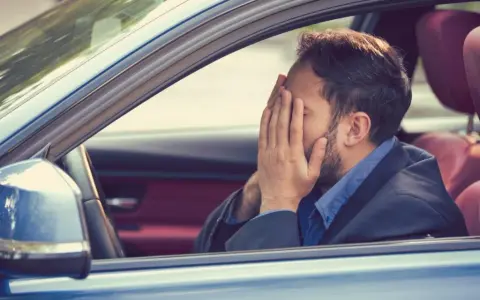 Zwrot auta z salonu: Kiedy rękojmia pozwala odstąpić od umowy?