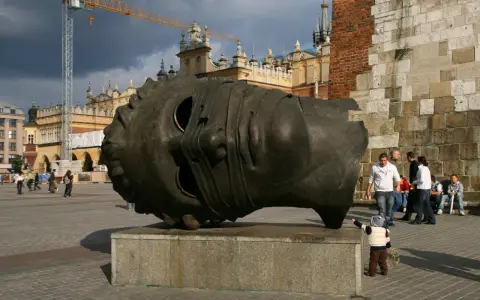 Eros Bendato: Co kryje słynna głowa Mitoraja w Krakowie?