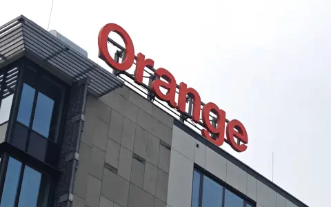 Na dachu budynku widnieje czerwony napis "Orange". Czy to tylko nazwa firmy, czy może symbol, że niektórzy oszuści wykorzystują tę markę do swoich niecnych celów?