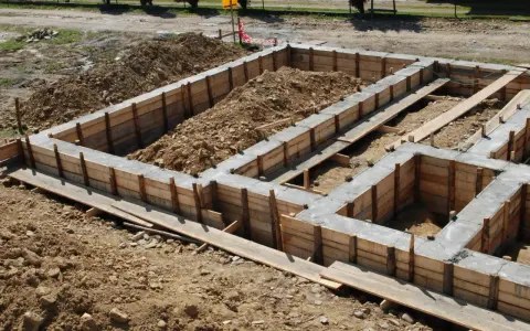 Zbrojenie ławy fundamentowej 40x60 w drewnianym szalunku, gotowe do zalania betonem.