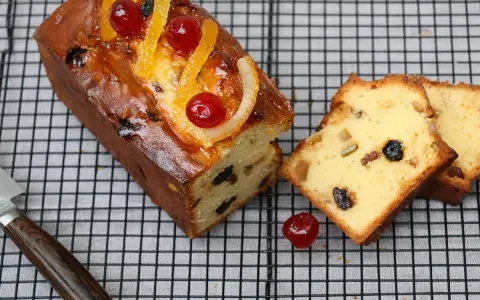 Le cake aux fruits confits, garni de cerises et d'écorces d'orange, est la meilleure recette pour un goûter gourmand.