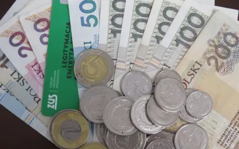Pieniądze i monety, nadzieja na 13 pensję w 2026 roku.