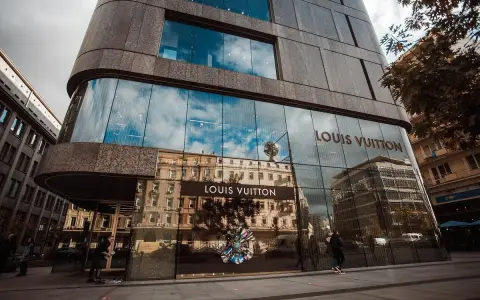 Zarobki w Louis Vuitton Polska: Ile naprawdę zarobisz w luksusie?