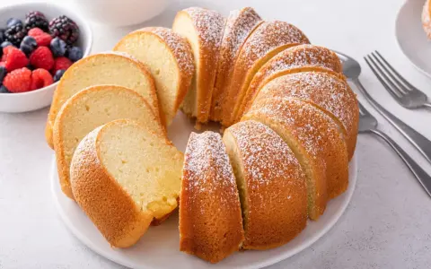 Pyszna babka piaskowa, idealna na niedzielny deser. Ten przepis babci jest prosty i zawsze wychodzi! Podana z owocami leśnymi.