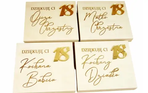 Drewniane pamiątki z napisem "Dziękuję Ci" i złotą "18" dla Matki Chrzestnej, Ojca Chrzestnego, Babci i Dziadka. Zastanawiasz się, ile dają dziadkowie na 18 urodziny?