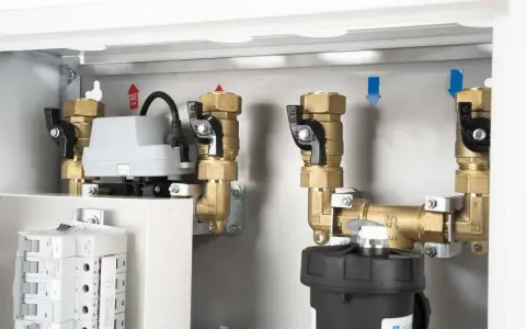 Złożony moduł hydrauliczny do pompy ciepła z zaworami, licznikiem i filtrem.