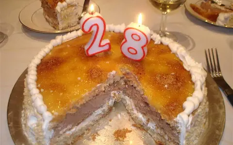 Tarta San Marcos con velas de cumpleaños número 28, lista para celebrar.
