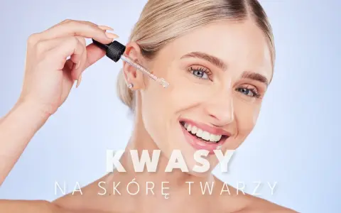 Kobieta aplikuje kroplę serum z kwasami na twarz u kosmetyczki. Zabieg poprawia kondycję skóry.