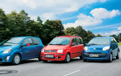 Trzy małe samochody jadące obok siebie: niebieski Renault Twingo, czerwony Fiat Panda 1.1 (ile oleju potrzebuje do silnika?) i niebieski Citroen C1.