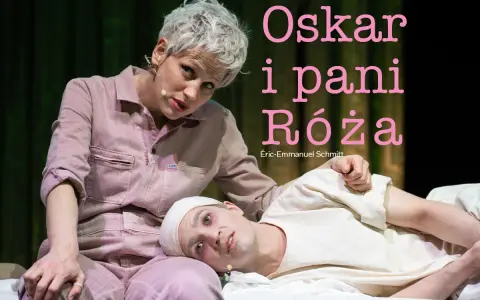 Oskar i pani Róża 2009. Kobieta w różowym dresie pochyla się nad leżącym mężczyzną w białej opasce na głowie.