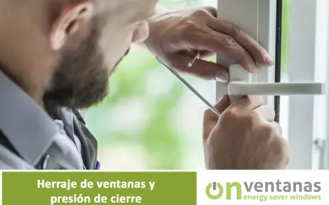 Un técnico ajusta el mecanismo de cierre de una ventana de aluminio con un destornillador.