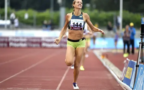 En löpare med nummer 144, kanske Lovisa Lindh, kämpar på friidrottsbanan.
