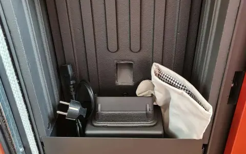 Cable de alimentación y bolsa de limpieza dentro de una estufa pellet no enciende.