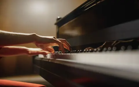 Dłonie artysty poruszają się po klawiaturze fortepianu, tworząc muzykę godną najlepsi pianiści współcześni.