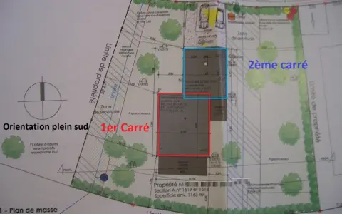 Plan de masse montrant l'orientation sud de deux maisons bioclimatiques, le 1er Carré et le 2ème carré, sur un terrain.