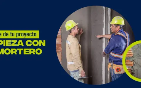 Dos albañiles trabajan en un muro de cemento. El texto dice "La base de tu proyecto empieza con el mortero", sugiriendo que el mortero es fundamental, y no se puede revocar un proyecto sin él.