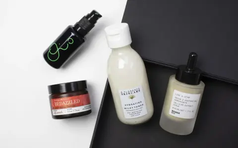 Szukasz pomysłów, co kupić na Węgrzech kosmetyki? Zobacz te luksusowe produkty do pielęgnacji: serum, tonik i krem.