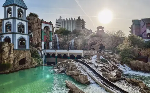 Wasserbahn im Phantasialand mit Glockenturm und Felsenlandschaft. Tolle Phantasialand Tipps für einen unvergesslichen Tag!