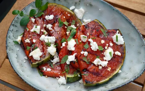 Gegrillte Wassermelone mit Feta und Minze. Ein herzhaftes Sommergericht, das süße und salzige Aromen vereint.