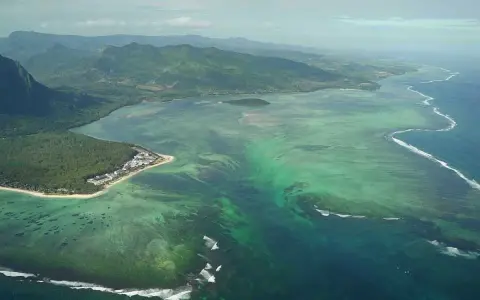 Iluzja podwodnych wodospadów na Mauritiusie, gdzie piasek i muł spływają do głębin, tworząc niezwykły widok.