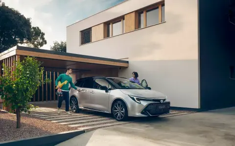 Para wsiada do srebrnej corolla hybrid, gotowa na rodzinną wycieczkę.